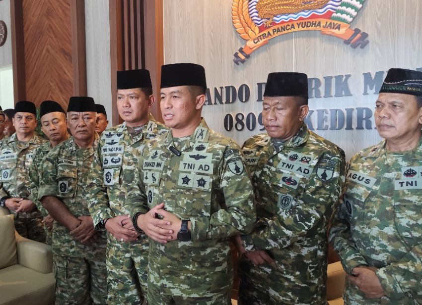 Komandan Kodim  0809/Kediri, Letkol Inf. Dhavid Nur Hadiansyah saat memberi keterangan kepada wartawan. (Ist).