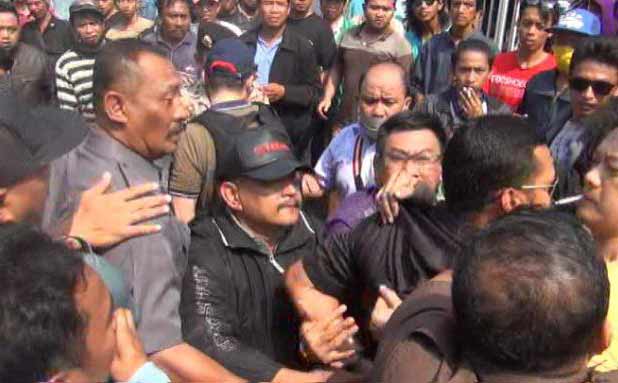 BENTROK: Suasana eksekusi bengkel di jalan Mayjend Sungkono Surabaya. foto: aktual