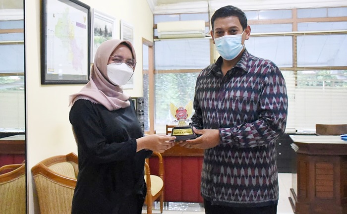 Alysia Meidina Savitri saat menerima cendera mata dari Wali Kota Kediri Abdullah Abu Bakar. foto: ist.