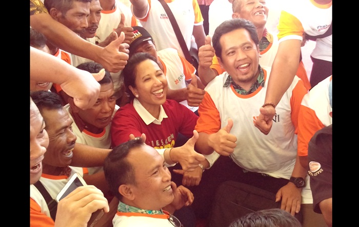 Menteri BUMN rini soemarno saat berfoto bersama para petani Banyuwangi di acara program serap gabah petani.
