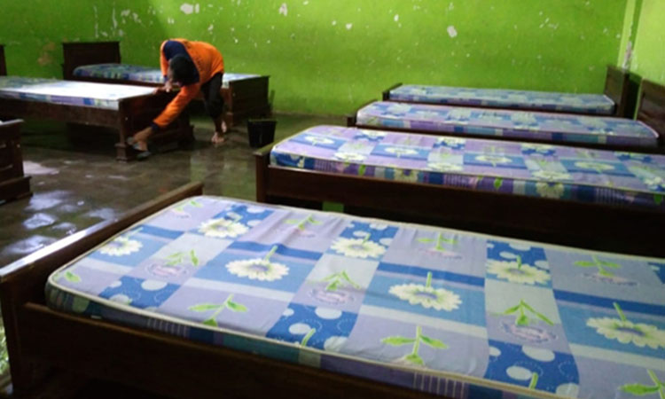 Petugas saat mempersiapkan tempat tidur bagi pasien Covid-19. (foto: kominfo)