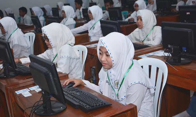 Siswa-siswi serius mengerjakan UN sistem CBT. foto: ilustrasi/dok. BANGSAONLINE