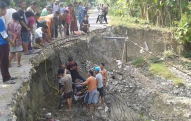 Salah satu korban yang terperosok akibat jalan yang longsor. (foto: istimewa)