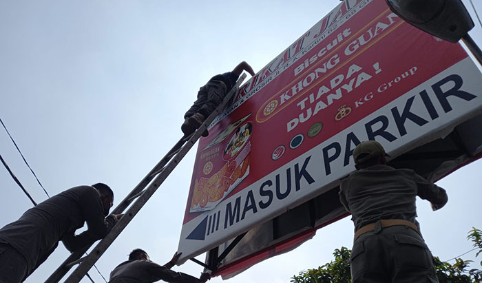 Masa Izin Habis, Satpol PP Gresik Copot 2 Reklame Khong Guan