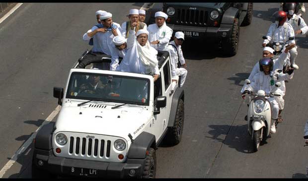 Ketua FPI Rizieq Shihab naik mobil kap terbuka bersama rombongan melakukan konvoi di Jalan Gatot Soebroto, Jakarta (25/08). TEMPO
