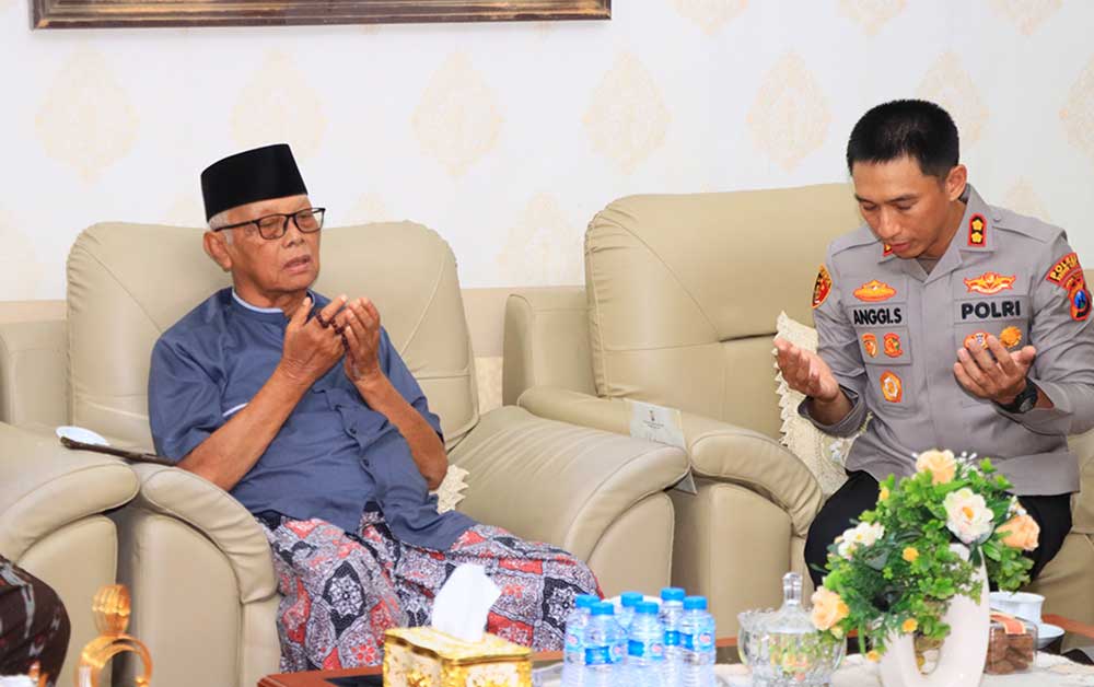 KH. Anwar Iskandar saat mendoakan AKBP Anggi Saputra Ibrahim. Foto: Ist. 