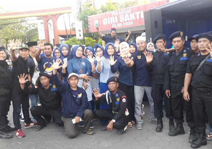 Garda Pemuda Nasdem foto bersama usai bagi-bagi takjil di GKB. foto: SYUHUD A/BANGSAONLINE