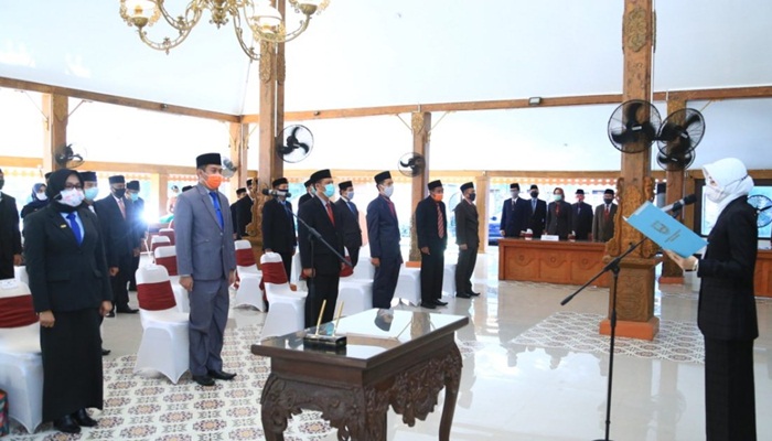 Bupati Tantri saat memimpin Mutasi ke 38 pejabat di lingkungan Pemkab Probolinggo.