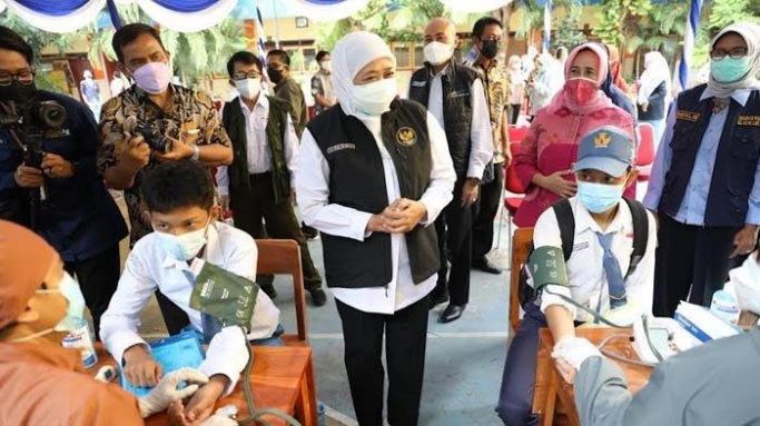Gubernur Jawa Timur Khofifah Indar Parawansa saat melakukan kunjungan ke salah satu sekolah. Foto:  Humas Pemprov Jatim