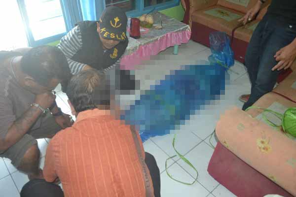 Petugas kepolisian dari Polres Kediri saat melakukan olah TKP di eks lokalisasi Gedang Sewu Kediri. (dendi martoni/BANGSAONLINE)
