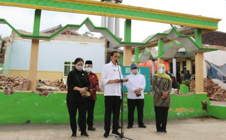 Presiden Jokowi memberikan pernyataan resmi dari samping mushola yang rusak akibat guncangan gempa di Desa Majang Tengah, Kecamatan Dampit, Kabupaten Malang.