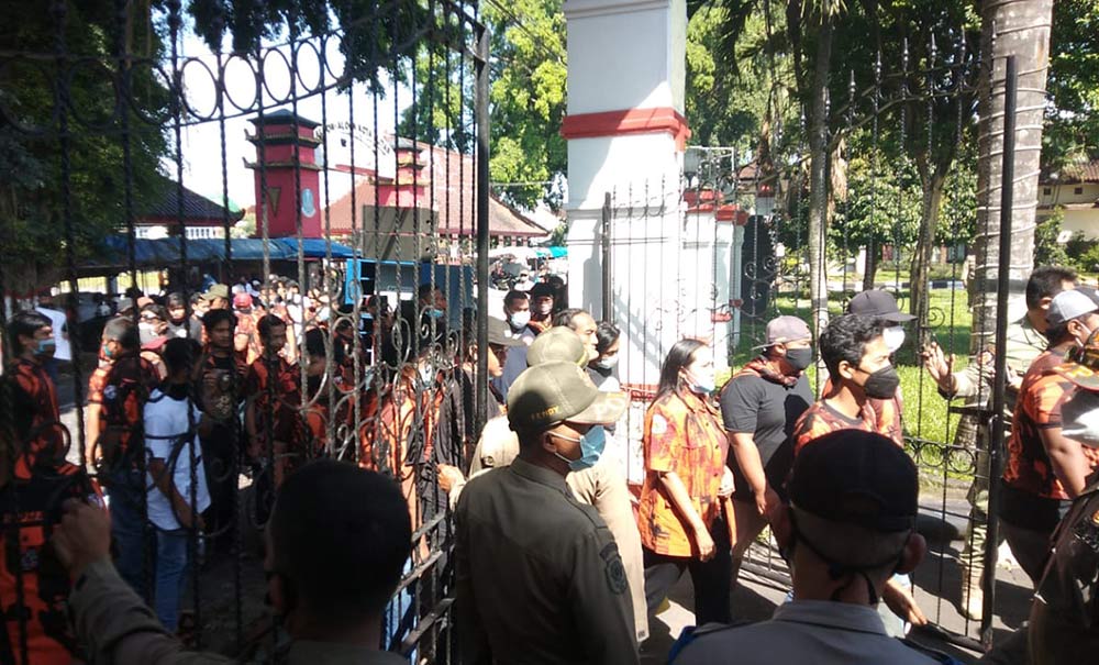 Massa Pemuda Pancasila saat mendatangi Pendopo RHN di Jalan Semeru, Kota Blitar.