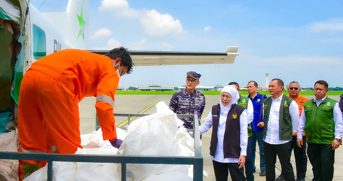Gubernur Khofifah saat meninjau pelaksanaan OMC atau Operasi Modifikasi Cuaca. 