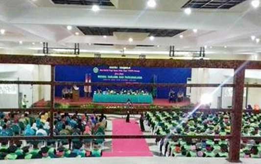 Suasana wisuda perdana IAIN Ponorogo di gedung pertemuan Watoe Dakhon.