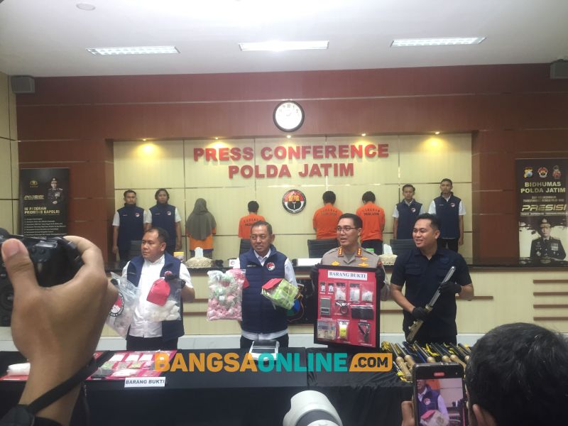 Konferensi pers Polda Jatim pengungkapan pengedar narkoba jaringan Indonesia-Malaysia. Foto: Rusmiyanto/BANGSAONLINE