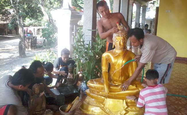 Generasi muda umat Budha saat membersihkan altar menjelang perayaan Waisak, di Dusun Sodhong Desa Gelang Kulon, Kecamatan Sampung, Ponorogo. foto: BANGSAONLINE