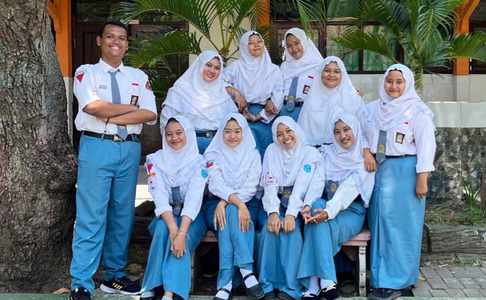 Siswa-siswi SMAN 1 Kraksaan Probolinggo yang telah melahirkan sejumlah karya puisi.