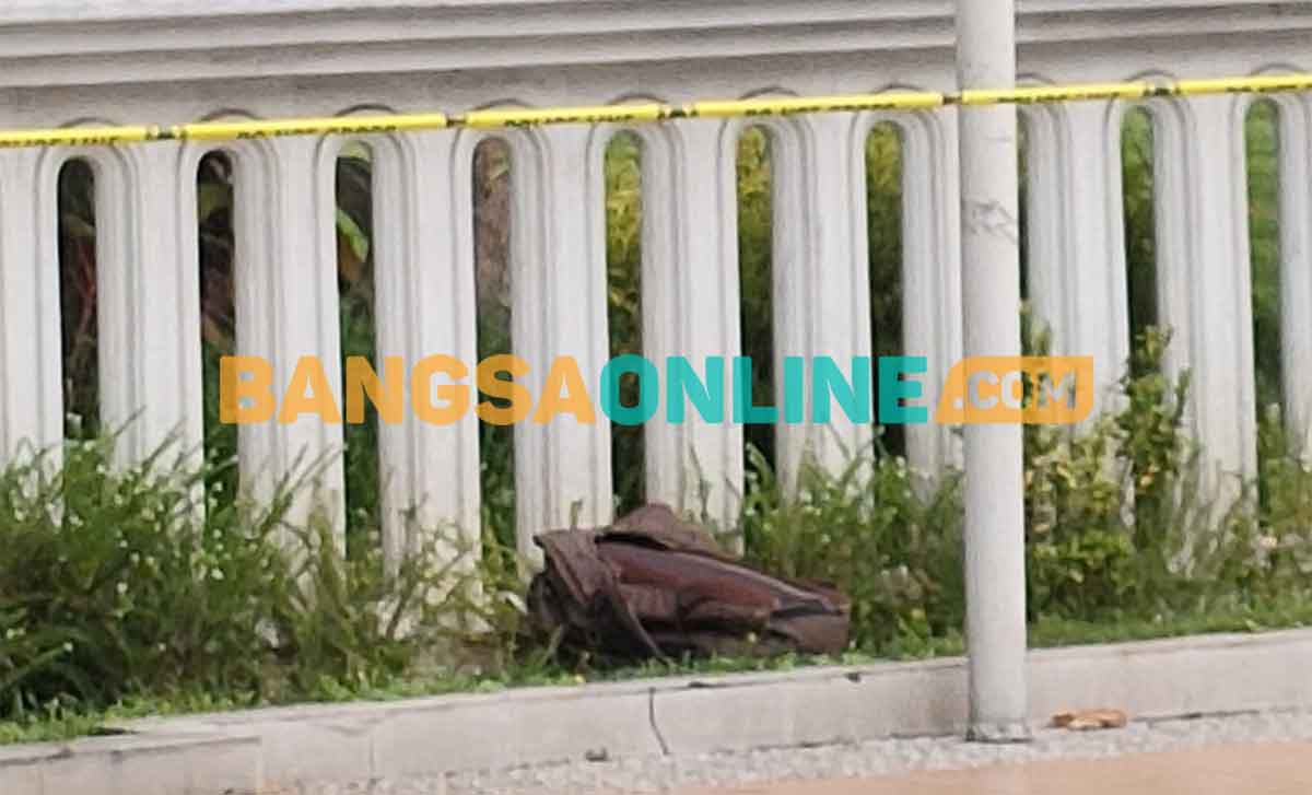 Tas mencurigakan yang tergelatak di depan Balai Kota Kediri. Foto: MUJI HARJITA/ BANGSAONLINE