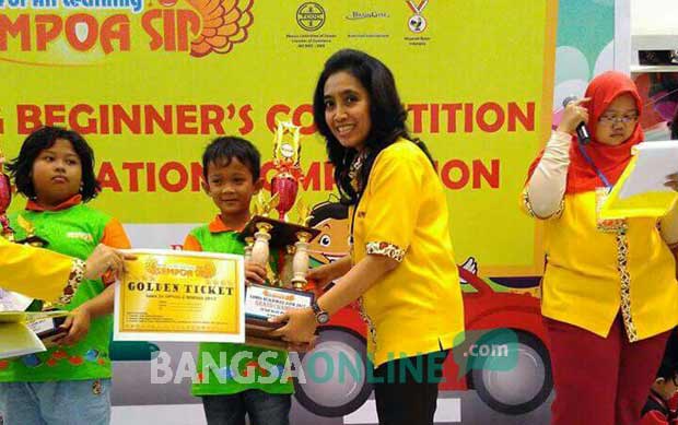 Farrel, saat menerima tiket golden kejuaraan sempoa nasional dan internasional.