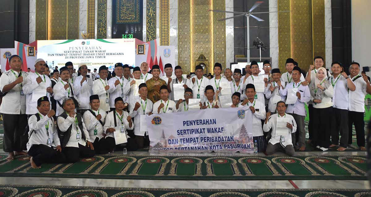 Jajaran Kantah Kota Pasuruan saat penyerahan sertifikat tanah wakaf dan rumah ibadah di Masjid Nasional Al-Akbar, Surabaya.