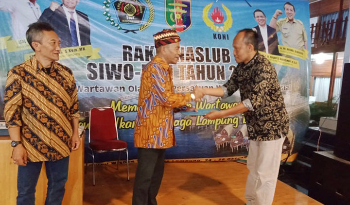 Rekomendasi hasil Rakernaslub Siwo PWI, diberikan Ketua Umum PWI Pusat kepada Ketua Siwo Jatim, Erwin Muhammad.
