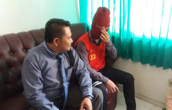 Terdakwa AP ditemani kuasa hukumnya, Joni Zaini Sastriyanto, SH di Pengadilan Negeri Situbondo.