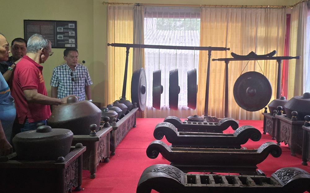 Petugas Disbudpar Bangkalan saat meninjau koleksi barang di Museum Cakraningrat usai puluhan barang dilaporkan hilang.