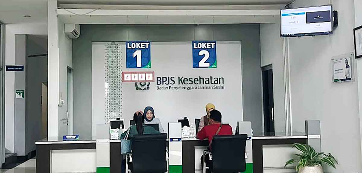 Masyarakat saat menerima pelayanan dari petugas BPJS Kesehatan.

