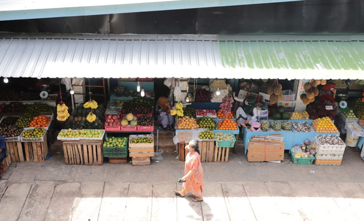 Cegah Covid-19 di Pasar, Pemkot Surabaya Minta Uang juga Disemprot Disinfektan, Warga Wajib Mandi