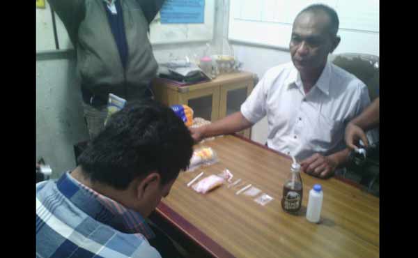 Pelaku saat diamankan di Mapolres Lumajang. (imron/BANGSAONLINE)