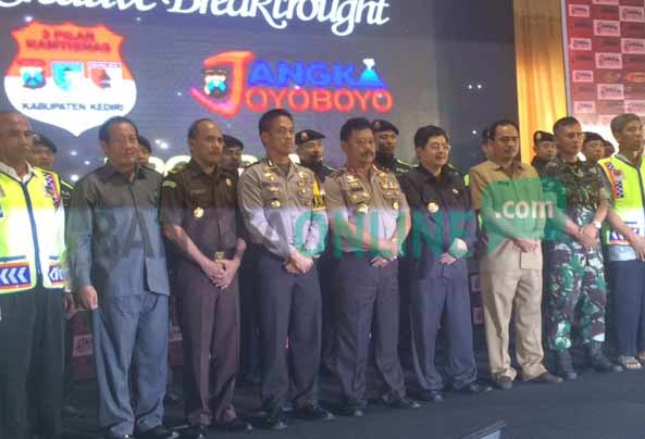 Kapolda Jawa timur Irjen Pol. Anton Setiadji didampingi Kapolres kediri AKBp Ahmad Yusef Gunawan saat meluncurkan Brigadir Kampung Inggris di Mapolres kediri, (16/11) siang. foto: arif kurniawan/BANGSAONLINE