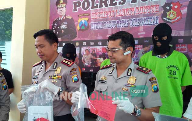 M, mantan Kades Banjarjo saat dirilis di Mapolres Tuban. foto: SUWANDI/ BANGSAONLINE