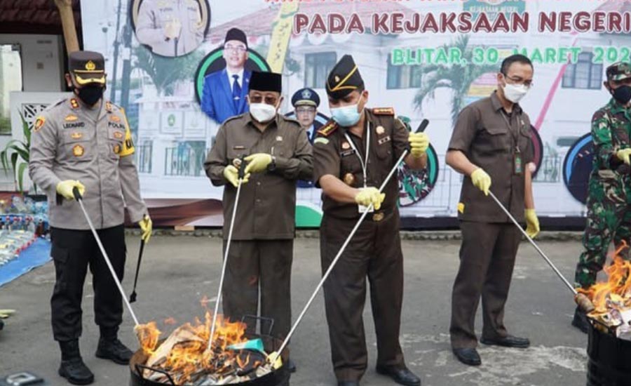 Pemusnahan barang bukti dari 350 perkara selama periode 2020 di halaman Kantor Kejari Blitar, Selasa (30/3/2021).