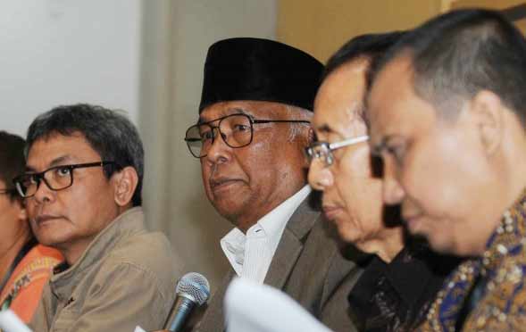 Plt Ketua KPK Taufiqurrahman Ruki (dua kiri), Plt Wakil Ketua KPK Johan Budi SP (kiri), Wakil Ketua KPK Zulkarnain (dua kanan) dan Plt Wakil Ketua KPK Indriyanto Seno (kanan) menolak revisi undang-undang yang diajukan oleh DPR.  foto: merdeka