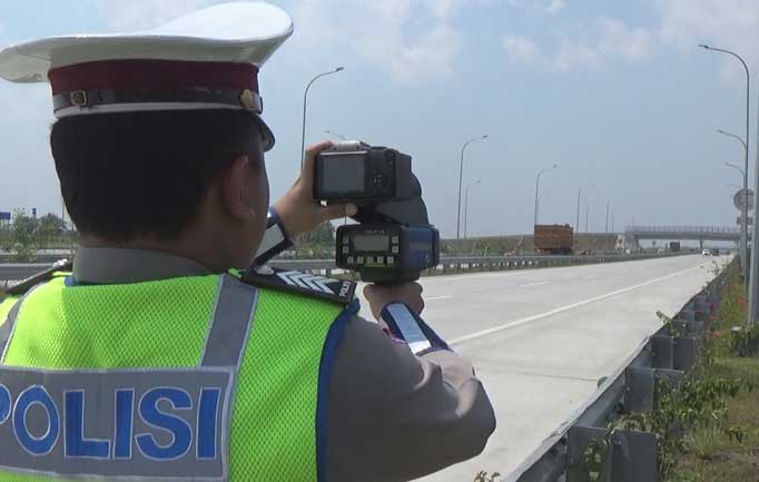 Ditlantas Polda Jatim dan Polres Jombang melakukan Operasi Patuh Semeru 2018  menggunakan Speed Gun di Tol Jomo. foto: RONY S/ BANGSAONLINE