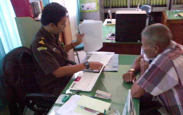 Sekdes Ngimboh, Rusman ketika diperiksa penyidik Kejari Gresik. (foto: syuhud/BANGSAONLINE)