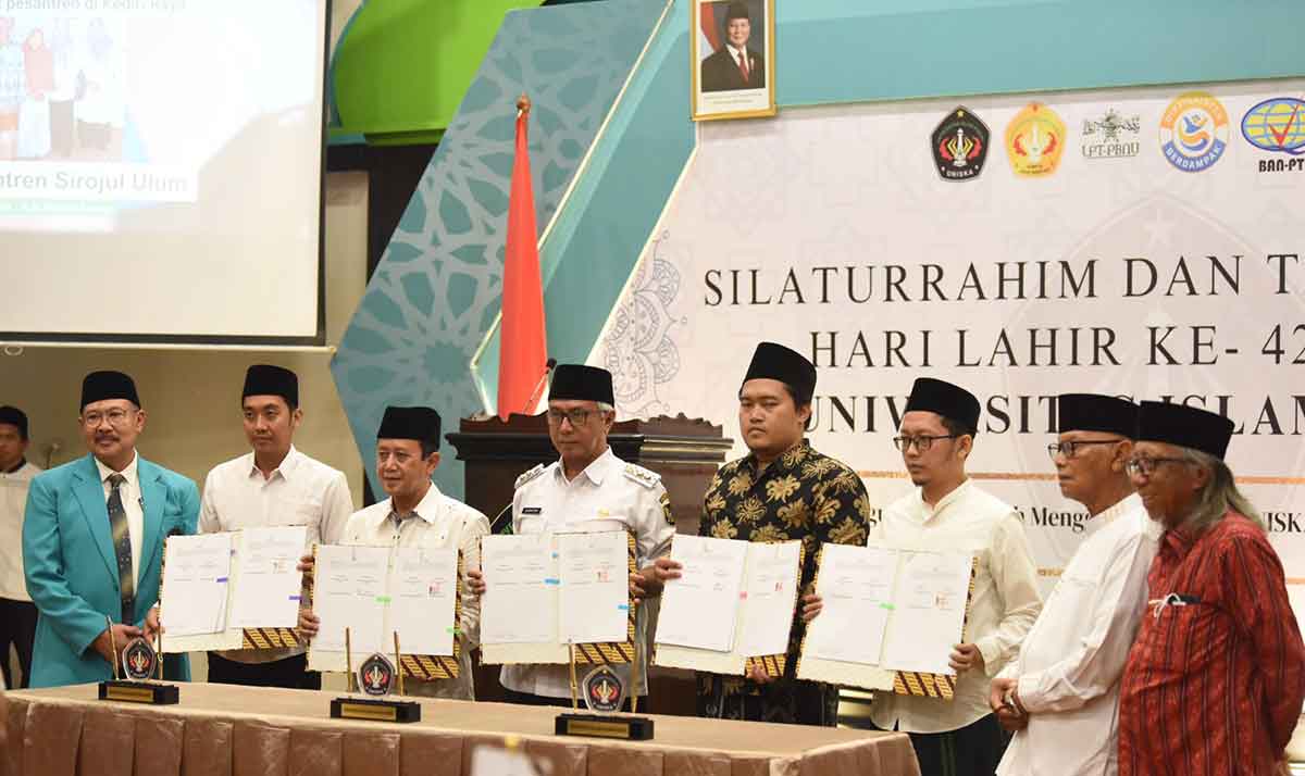 Gus Qowim bersama Rektor Uniska, Bambang Yulianto, dan jajaran usai penandatanganan nota kesepahaman dengan Pondok Pesantren yang ada di Kediri Raya. Foto: Ist