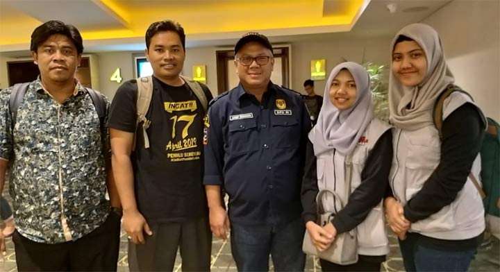 Makmun bersama Ketua KPU RI Arief Budiman di sela-sela nobar film Suara April di Tunjungan Plaza Surabaya.