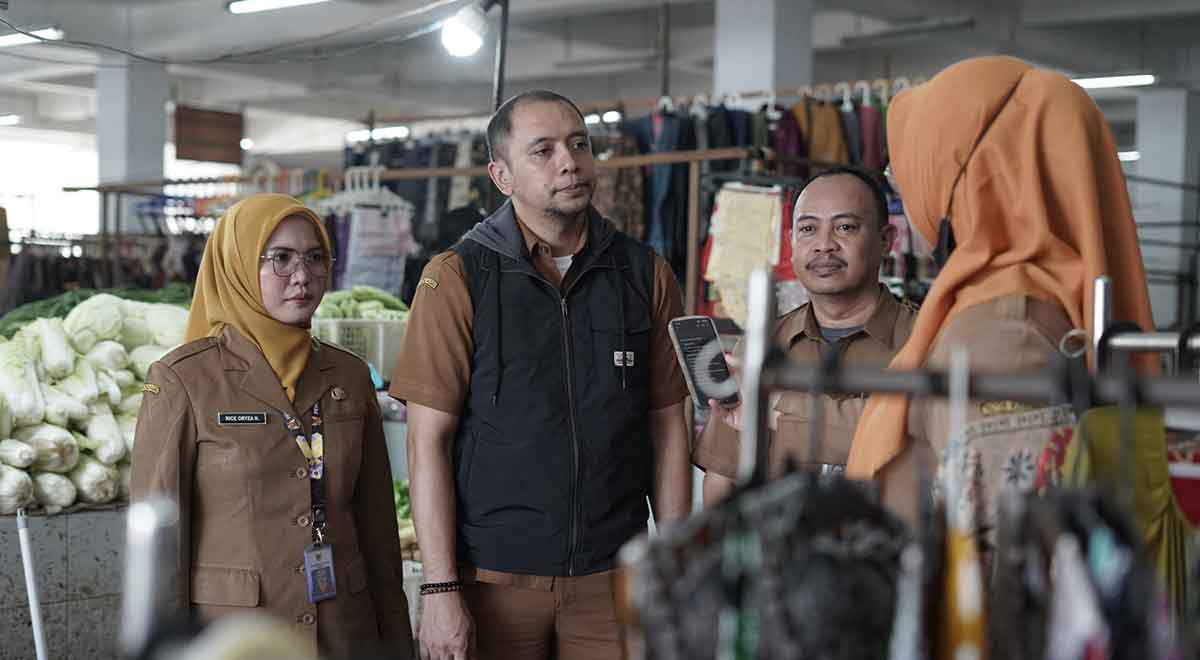 Kabag Administrasi Perekonomian Kota Kediri (nomor 2 dari kiri), Tetuko Erwin Sukarno, bersama tim saat meninjau pasar. Foto: Ist