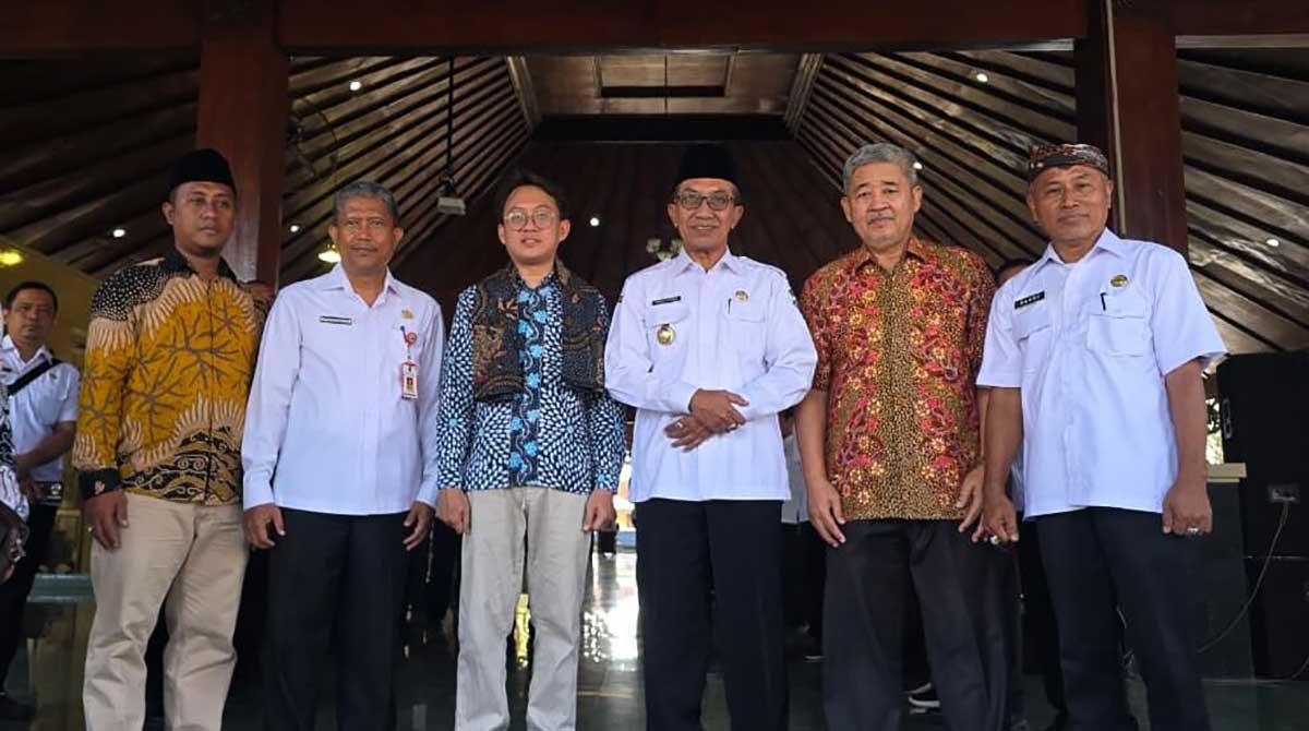 Hadiatullah (tengah berbaju batik biru), lulusan doktoral terbaik dari Tianjin University, Tiongkok, saat disambut di Pendopo Ronggosukowati, Pamekasan.