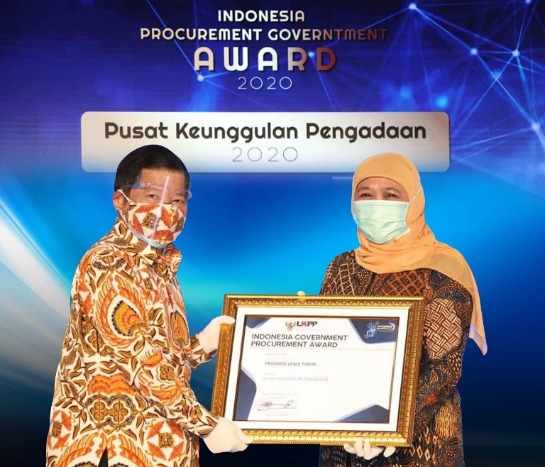 Gubernur Jatim Khofifah Indar Parawansa  saat menerima piagam dan plakat penghargaan dari Menteri Perencanaan / Bappenas Suharso Monoarfa di Hotel Grand Savero Kota Bogor, Rabu (18/11). foto: IST/ BANGSAONLINE.COM
