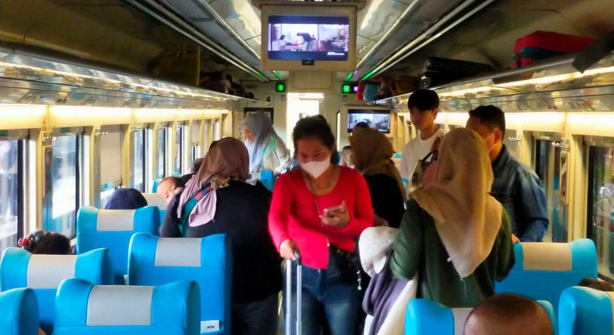 Penumpang saat berada di kereta api.