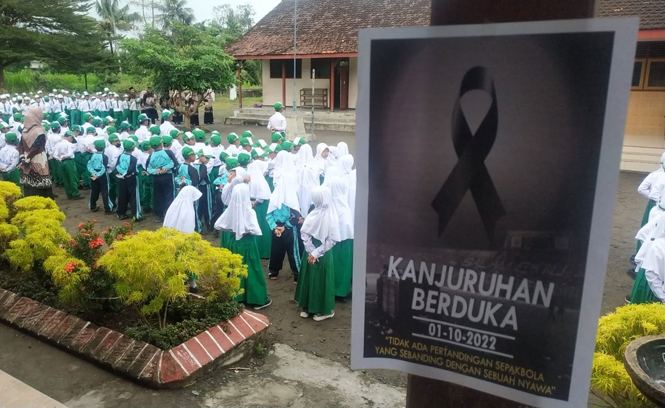 Ratusan Siswa MI Di Kediri Berdoa Untuk Tragedi Di Stadion Kanjuruhan ...