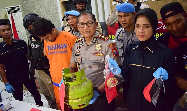 Kapolresta Sidoarjo Kombes Pol Sumardji memamerkan tersangka dan barang bukti kepada awak media.