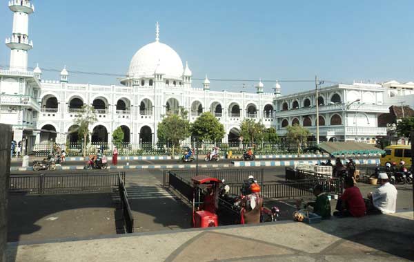 Masjid Jami Pasuruan tampak dari depan.