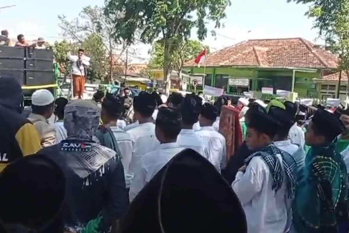 Masyarakat Pamekasan saat melakukan orasi di depan DPRD Pamekasan, Selasa (16/10/2023).