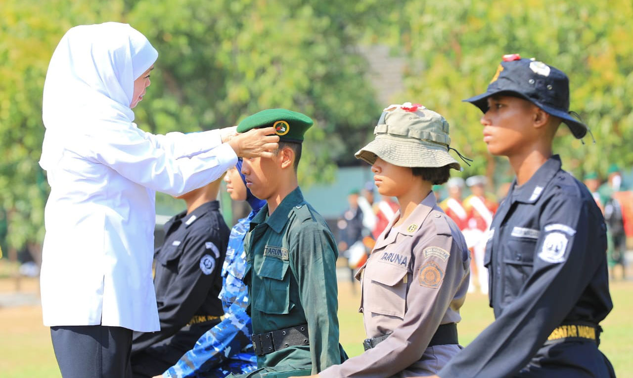 Gubernur Khofifah memasangkan baret kepada perwakilan taruna-taruni.