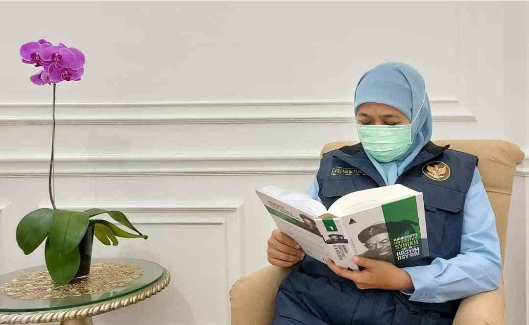 Khofifah Indar Parawansa membaca buku karangan pendiri NU dan Pesantren Tebuireng Hadratussyaikh KH M Hasym Asy