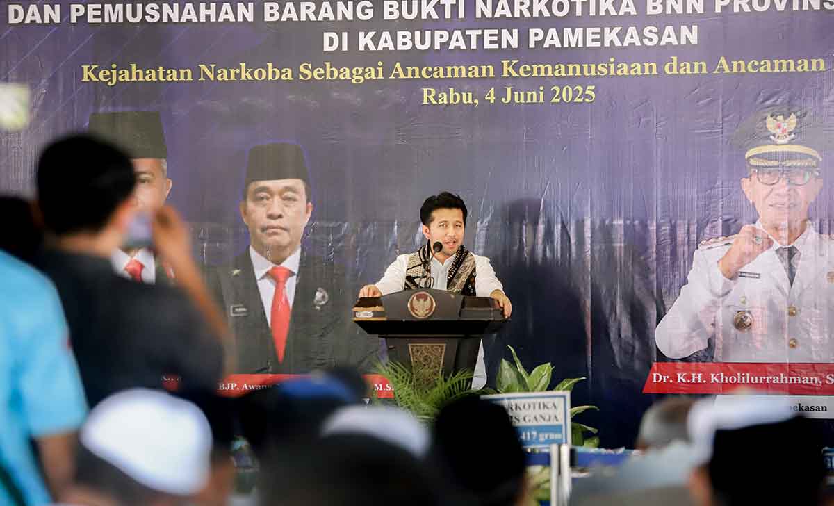 Plt Gubernur Jatim saat memberi sambutan.