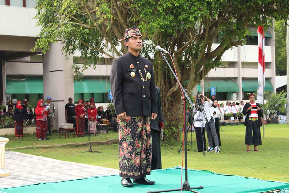 Bupati Bangkalan, Lukman Hakim saat memimpin upacara peringatan Hari Jadi Pemkab Bangkalan. (Ist)